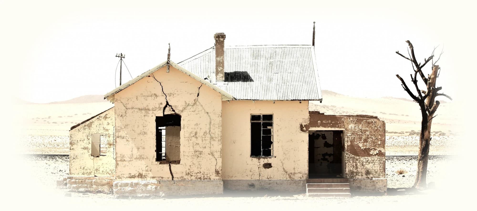 Maison abandonnée et délabrée vue de face.